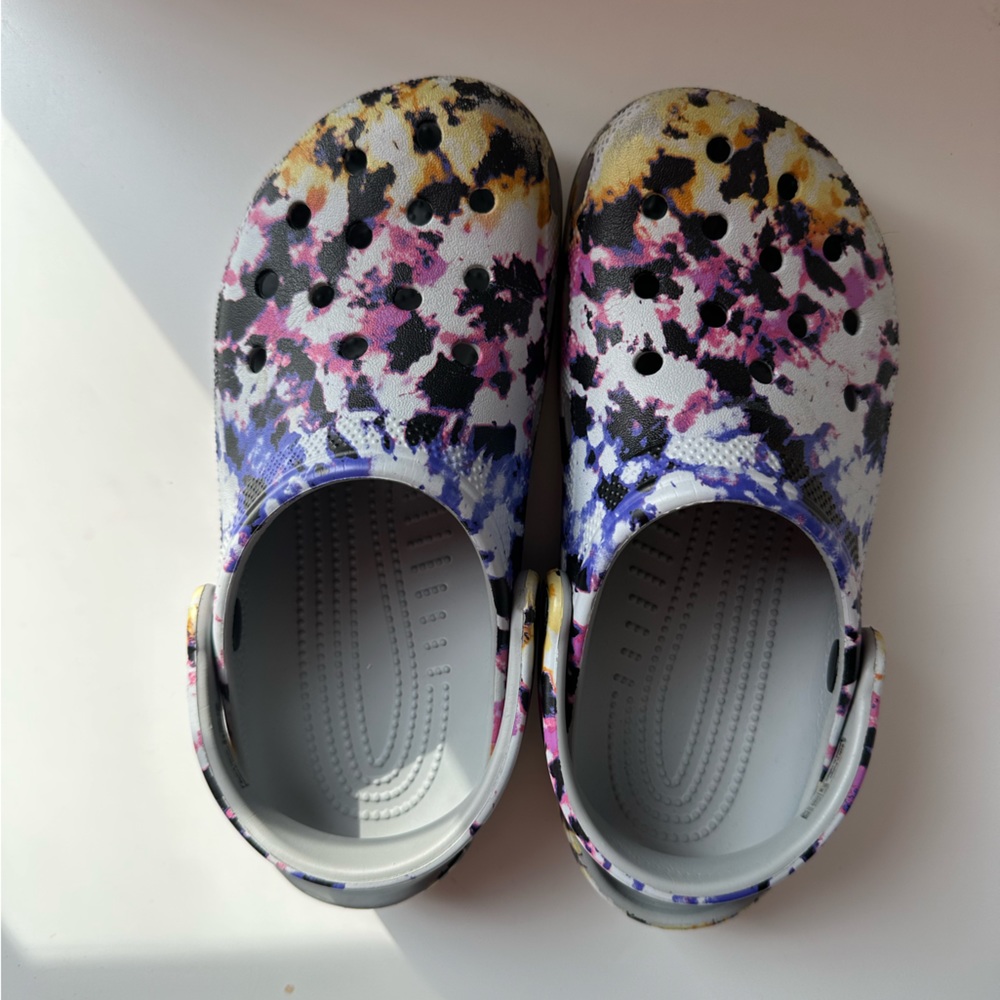 CROCS 💜💙 WOMENS SIZE 7